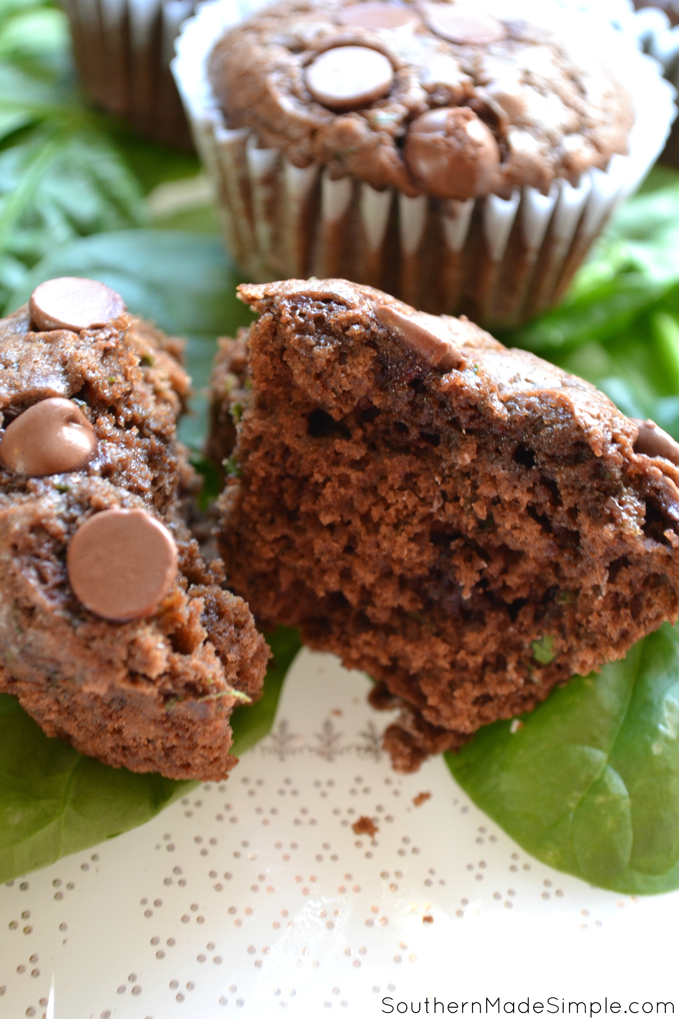 op zoek naar een manier om stiekem in sommige extra groenten in uw dieet? Dan zijn deze "verborgen" spinazie Chocolade Chip muffins precies wat je nodig hebt!