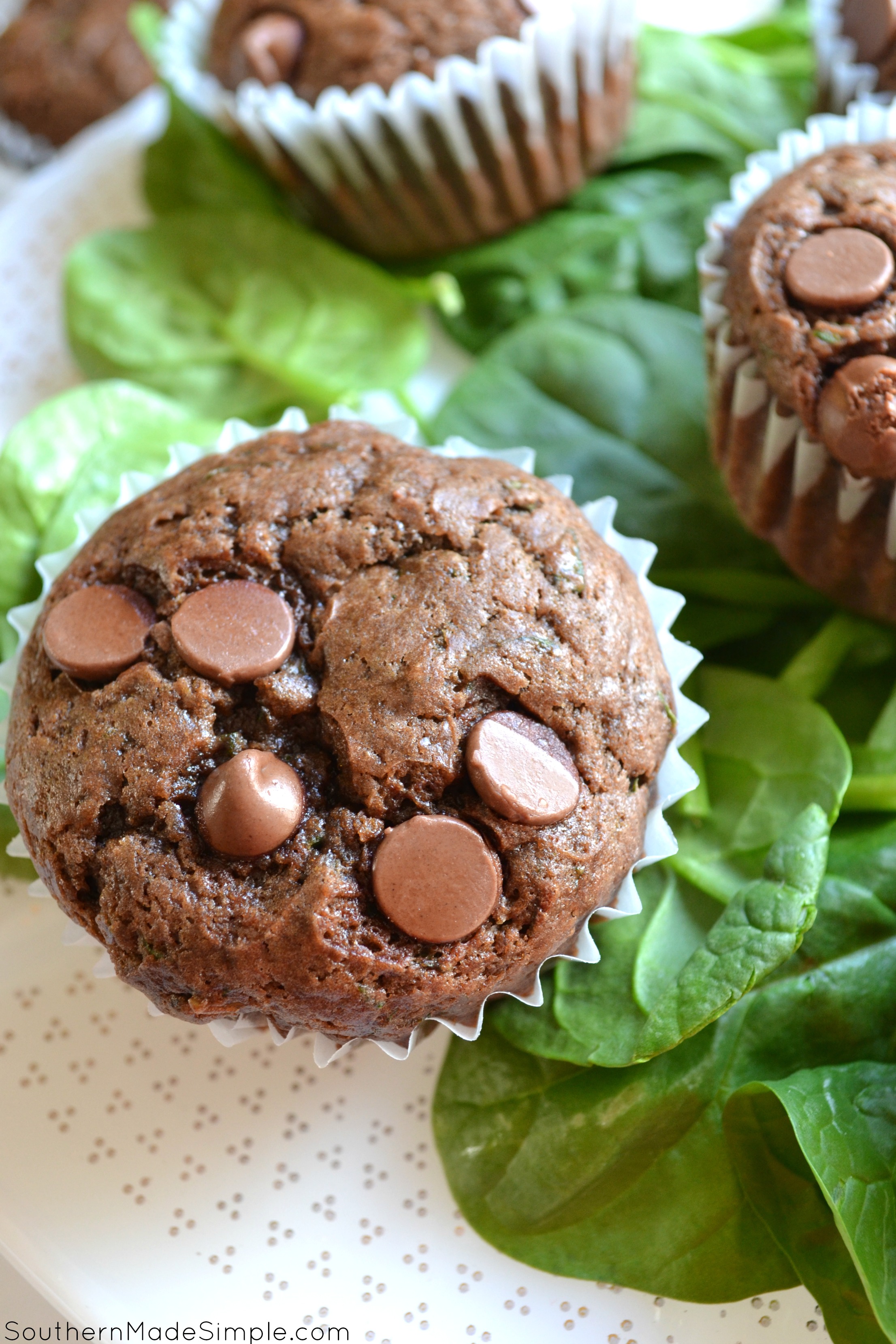 op zoek naar een manier om wat extra groenten in uw dieet te krijgen? Dan zijn deze "verborgen" spinazie Chocolade Chip muffins precies wat je nodig hebt!