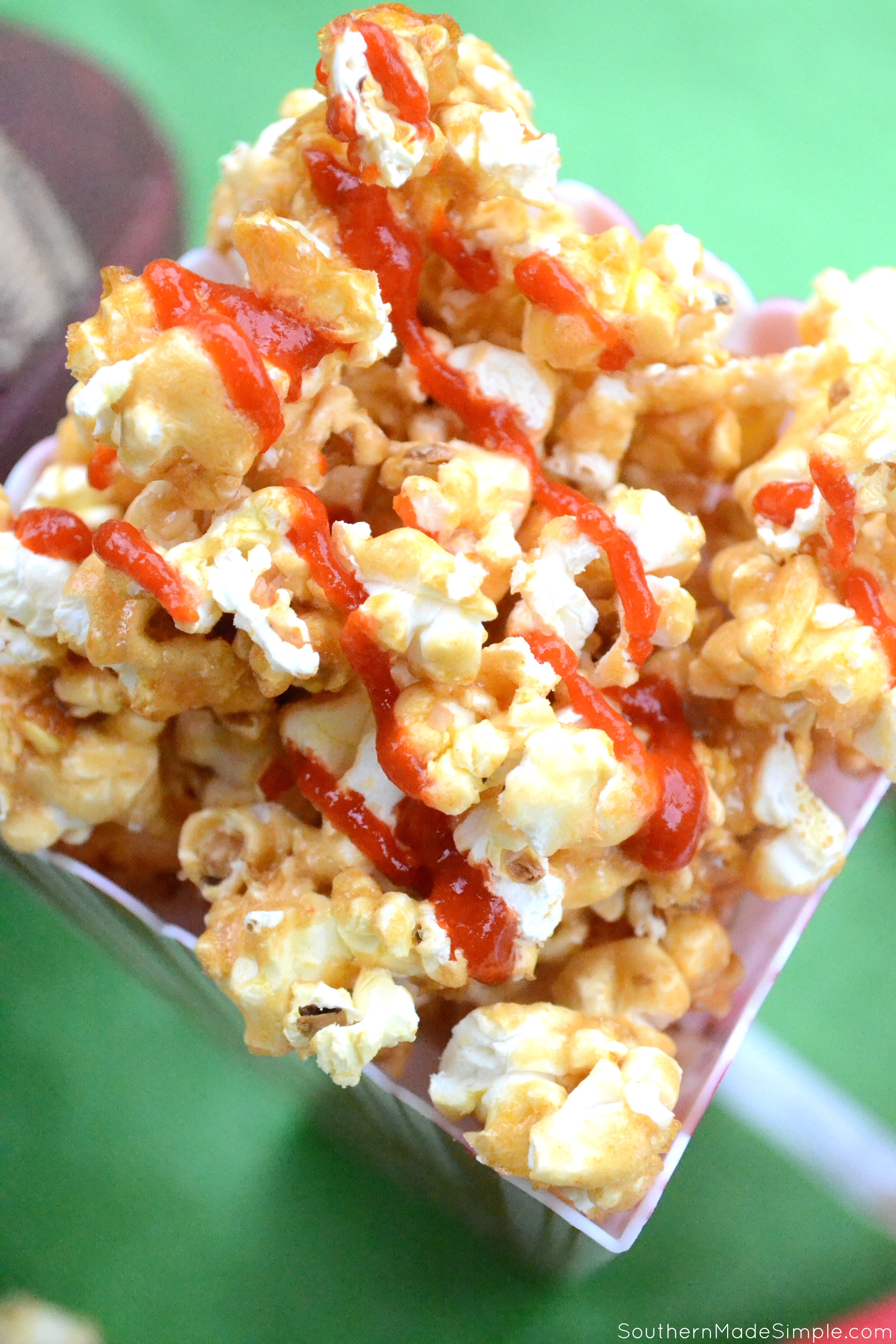 Looking for a fun way to pack in some sweet heat into your game day spread? This Smokin' Sriracha Caramel Popcorn is the perfect treat to make your game day POP with flavor! #AllStarSnackBar #ad