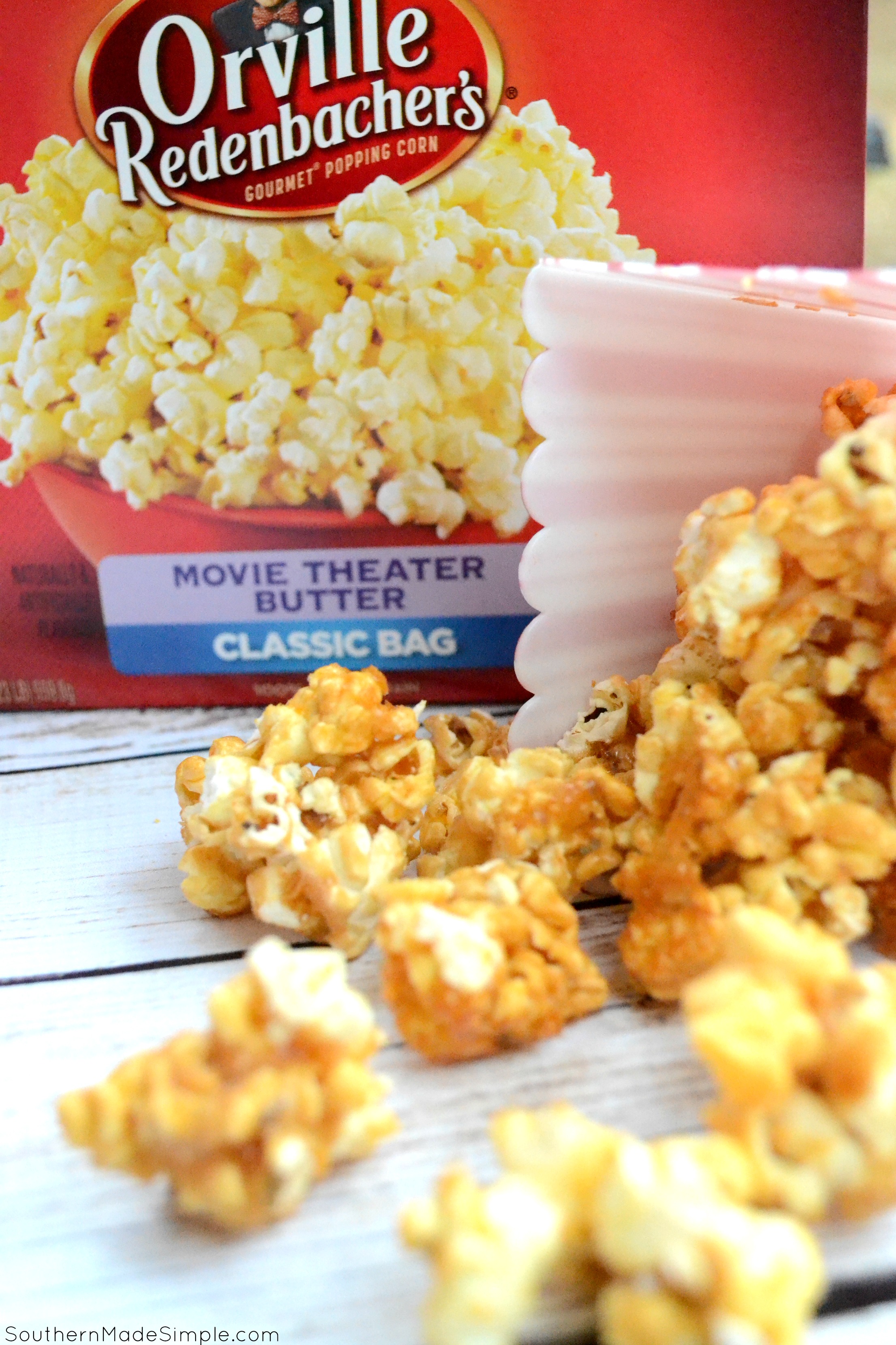 Looking for a fun way to pack in some sweet heat into your game day spread? This Smokin' Sriracha Caramel Popcorn is the perfect treat to make your game day POP with flavor! #AllStarSnackBar #ad