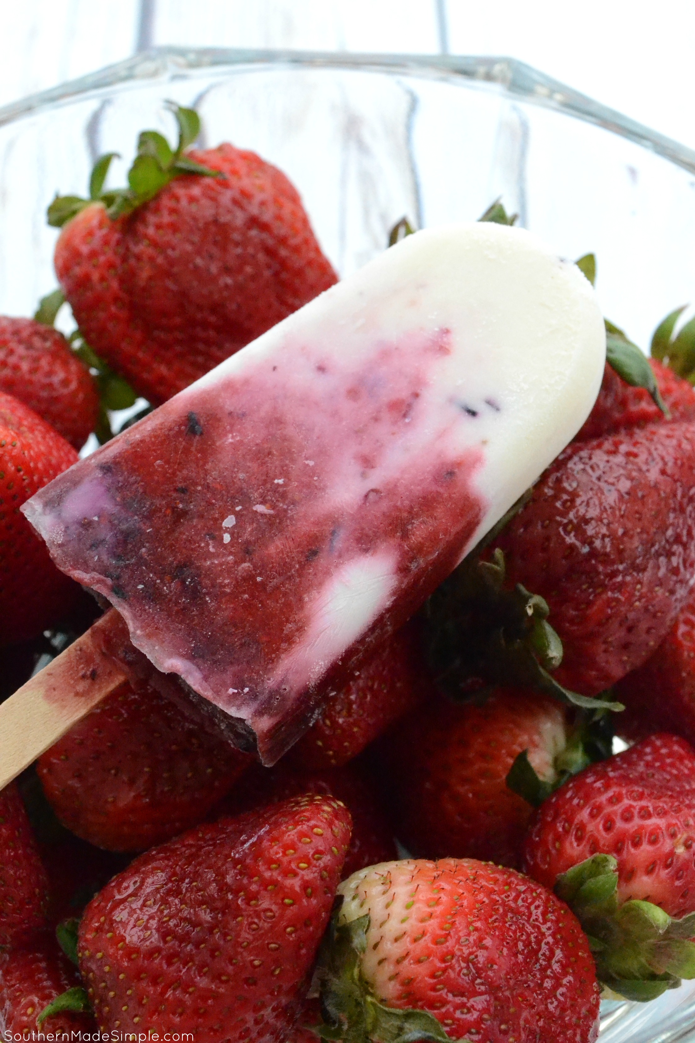 Not only are these all-natural fresh fruit pops the perfect summer treat without the guilt, there's also NO worries about staining on clothing from the berries thanks to all® fresh clean ESSENTIALS® #allessentials #allsulfatefree #ad 