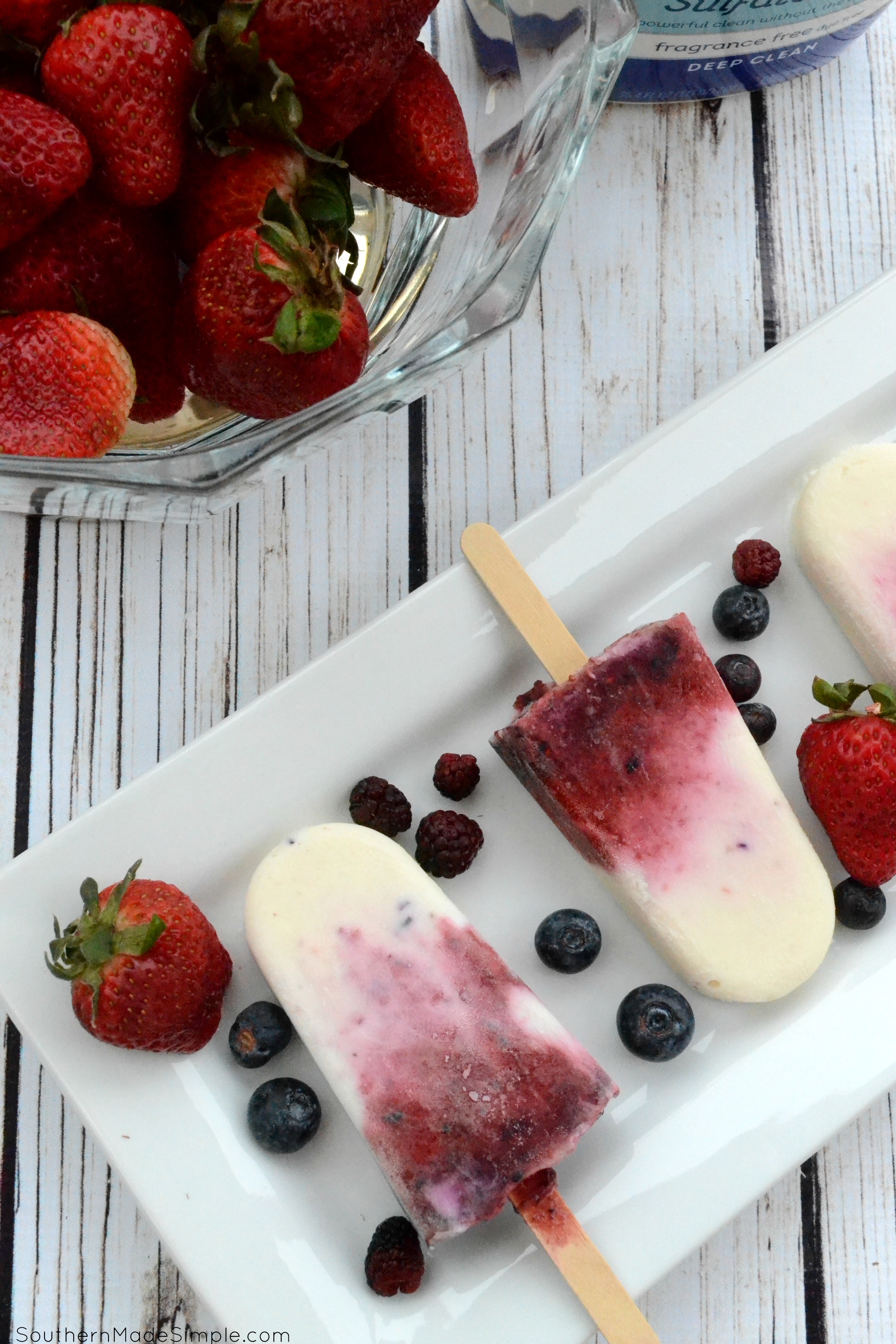 Not only are these all-natural fresh fruit pops the perfect summer treat without the guilt, there's also NO worries about staining on clothing from the berries thanks to all® fresh clean ESSENTIALS® #allessentials #allsulfatefree #ad 