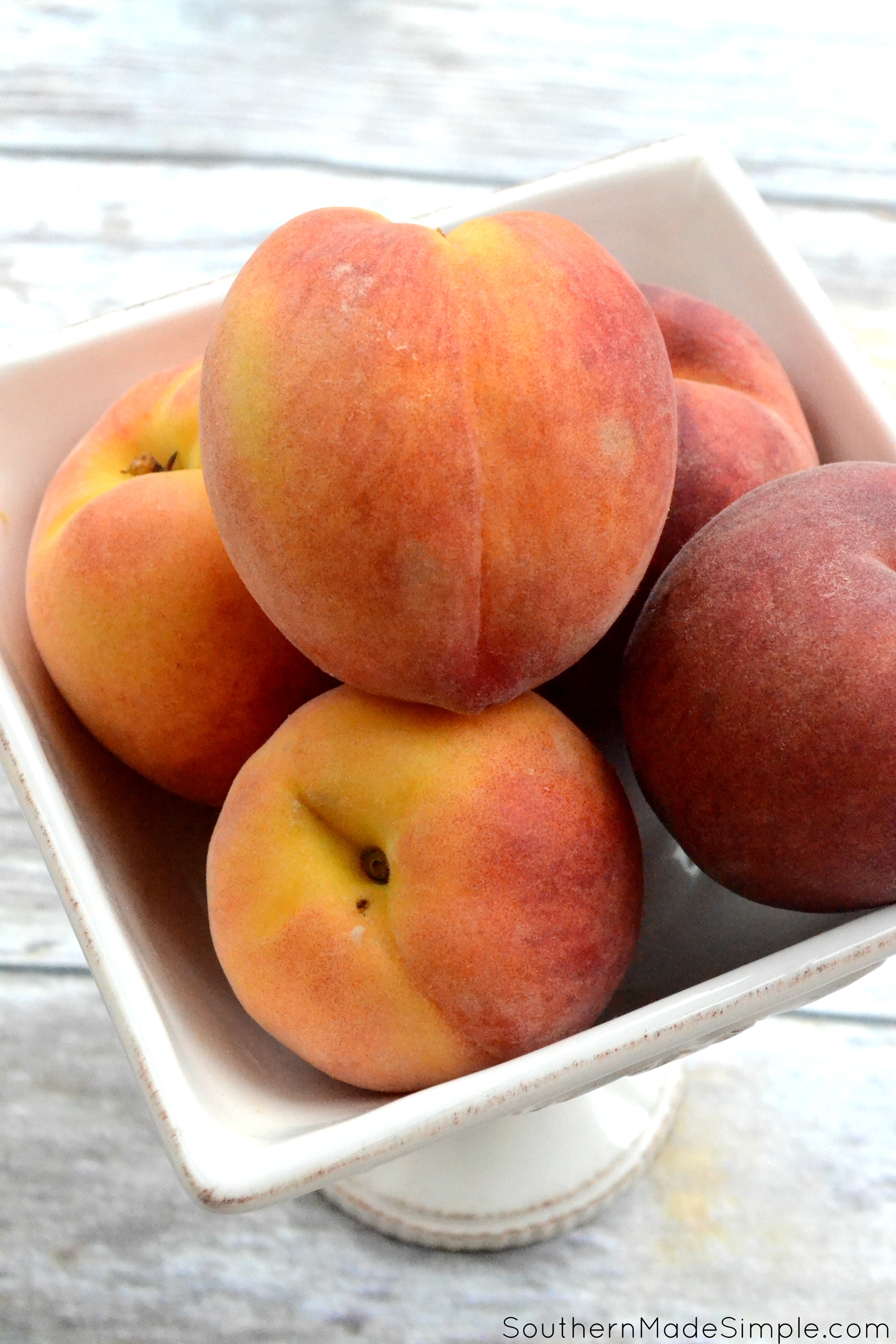 There's nothing better than taking a big of a flaky warm fried peach pie on those hot summer days, and this recipe for Southern Fried Peach Hand Pies is sure to be just the thing you need to make your summer extra sweet! #CreateWithOil #ad 