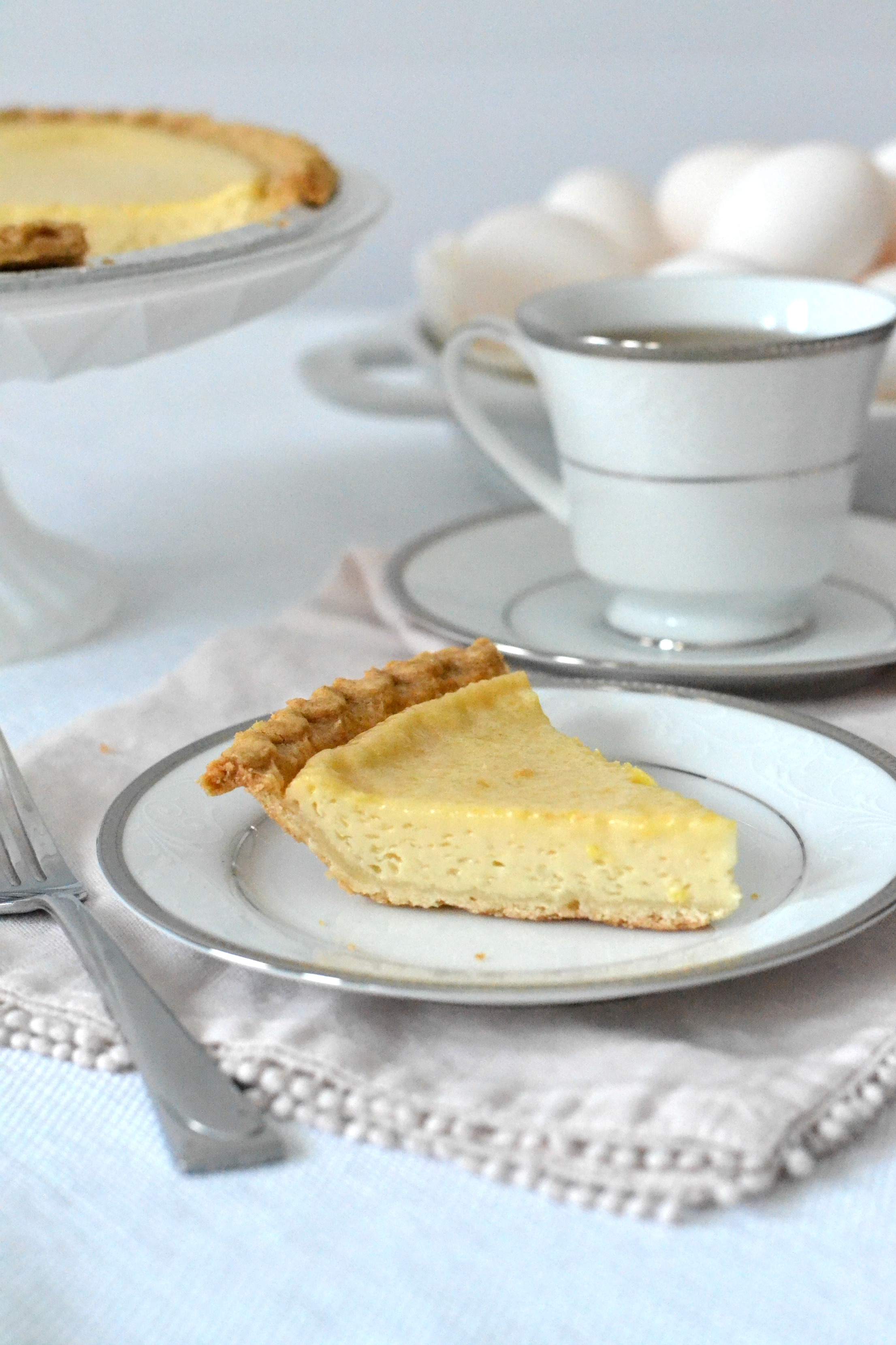 This Egg Custard Pie is a classic southern dish. It's perfect for the Thanksgiving dessert table or for brunch on a random Tuesday! #eggucustard #pie 