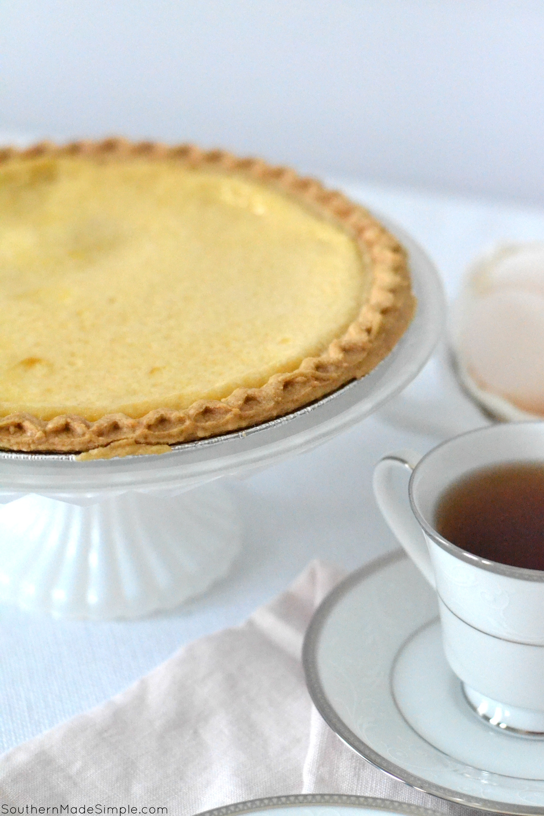 This Egg Custard Pie is a classic southern dish. It's perfect for the Thanksgiving dessert table or for brunch on a random Tuesday! #eggucustard #pie 