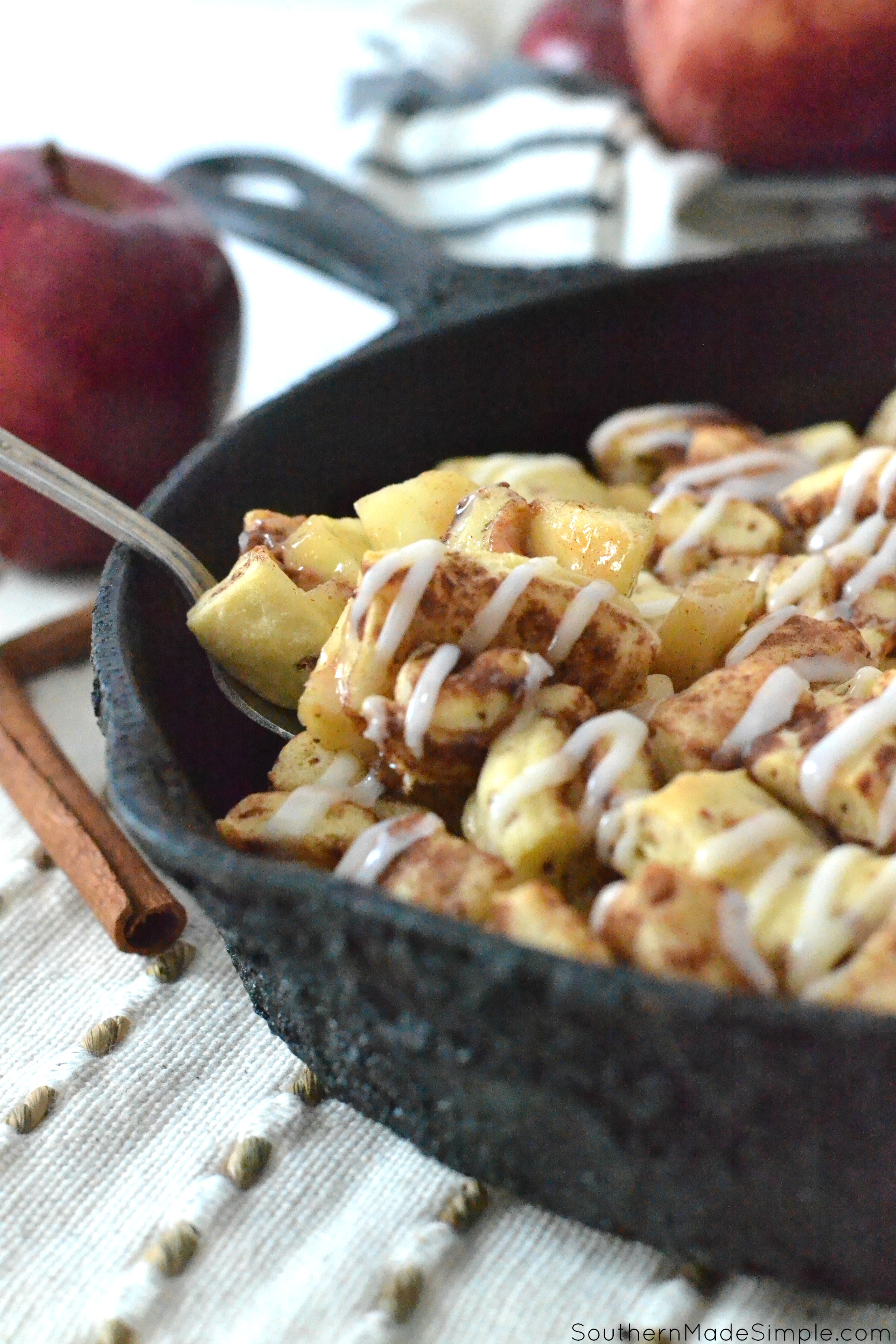 This Cinnamon Roll Apple Cobbler captures the flavors of fall perfectly! Add a scoop of ice cream and you're in for a real treat! #Apples #Cinnamonrolls #Cobbler