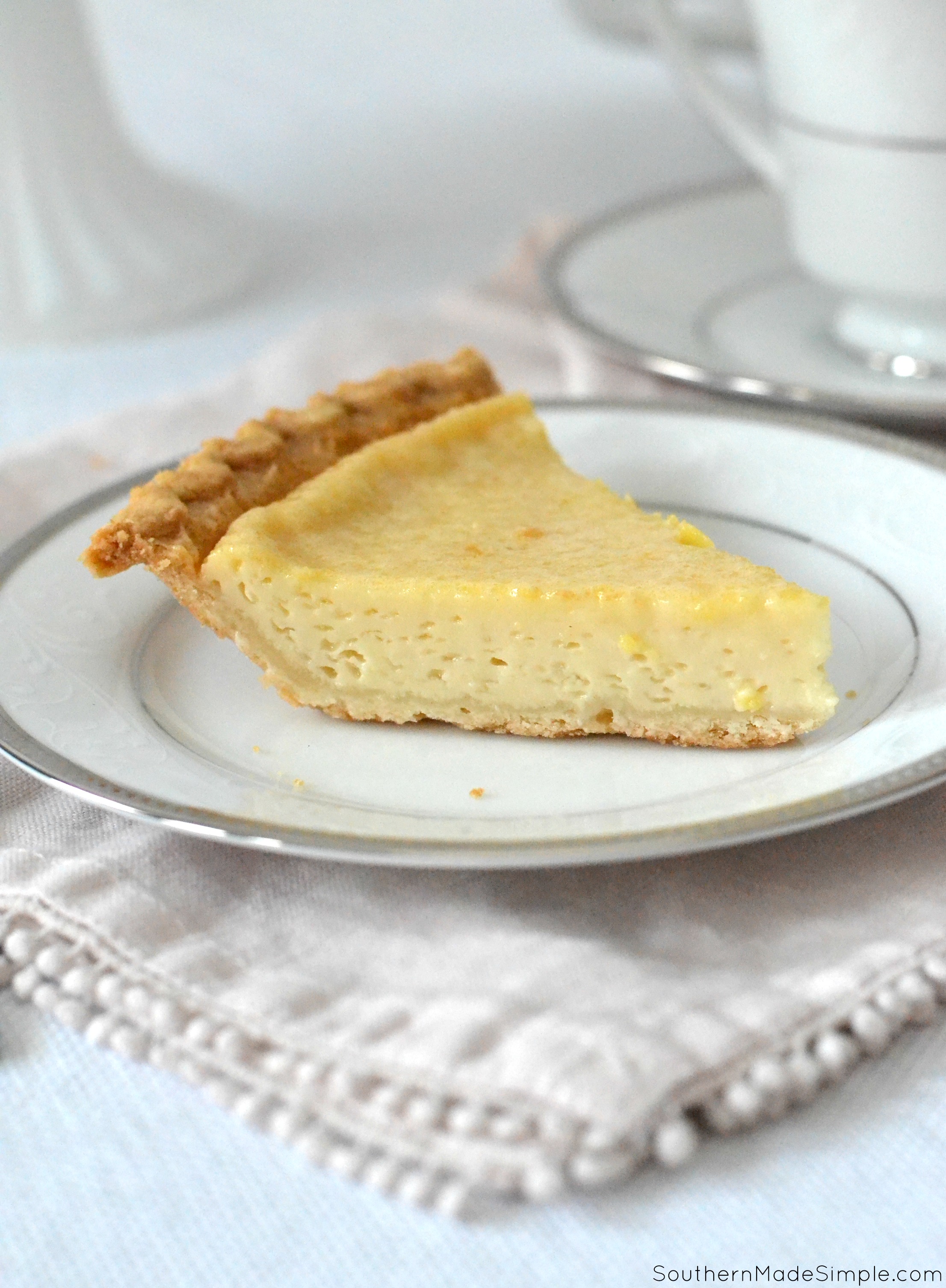 This Egg Custard Pie is a classic southern dish. It's perfect for the Thanksgiving dessert table or for brunch on a random Tuesday! #eggucustard #pie