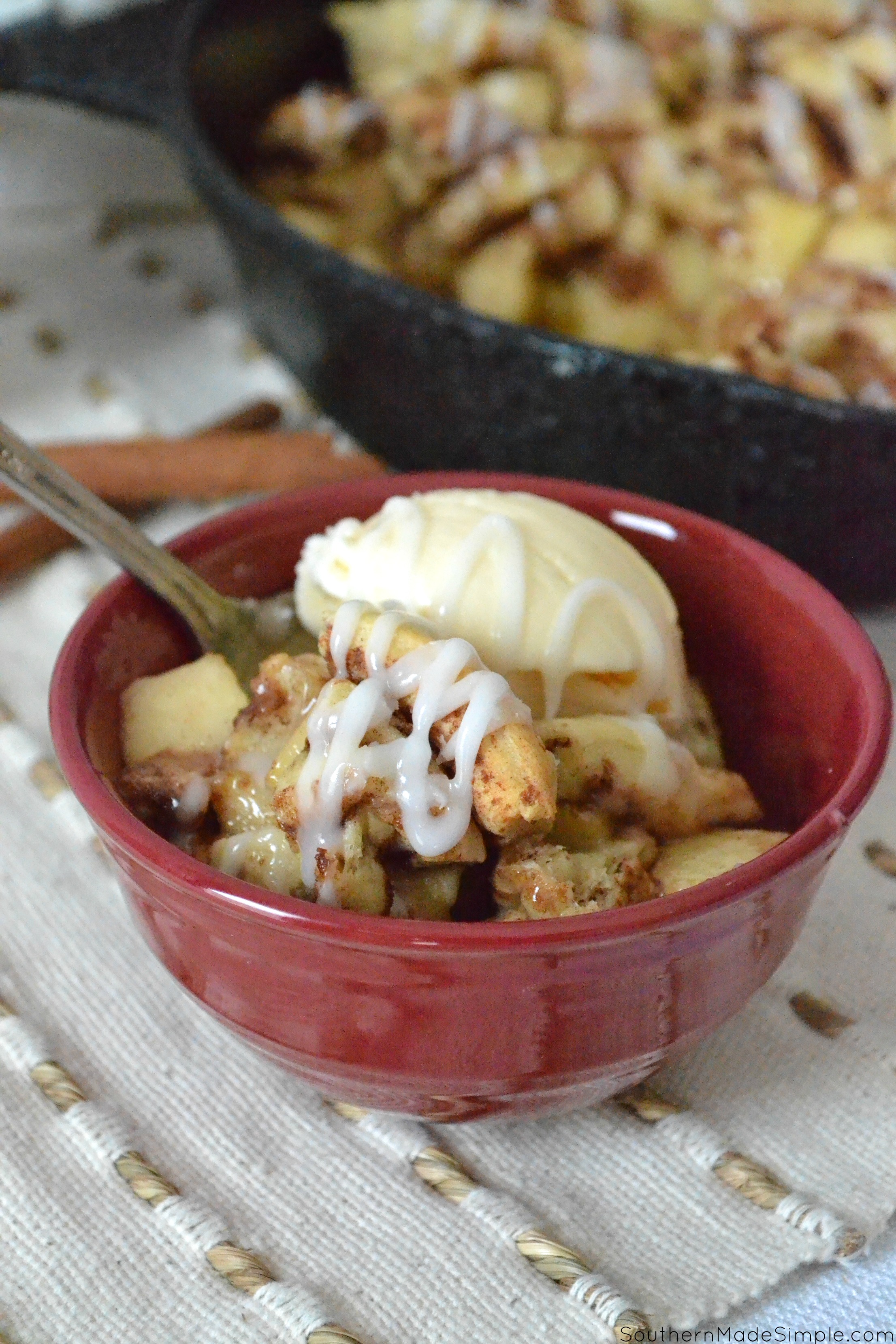 This Cinnamon Roll Apple Cobbler captures the flavors of fall perfectly! Add a scoop of ice cream and you're in for a real treat! #Apples #Cinnamonrolls #Cobbler
