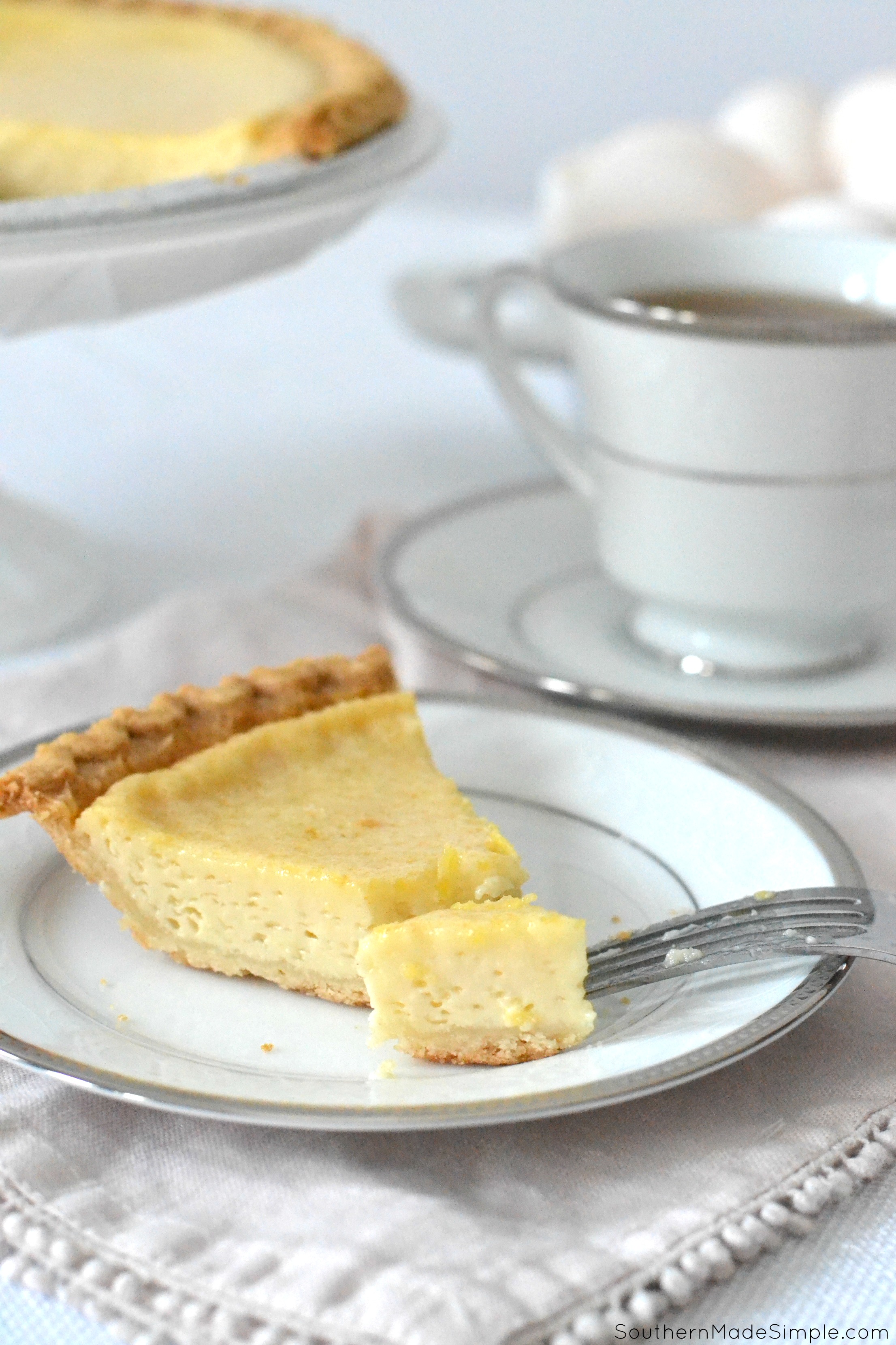 This Egg Custard Pie is a classic southern dish. It's perfect for the Thanksgiving dessert table or for brunch on a random Tuesday! #eggucustard #pie 